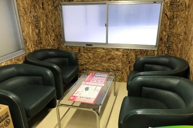 黒い革のソファが並ぶ待合スペース