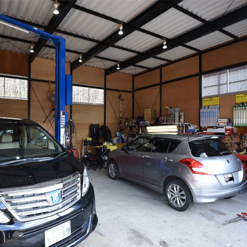 スナップ真栄工場のリフトと作業場